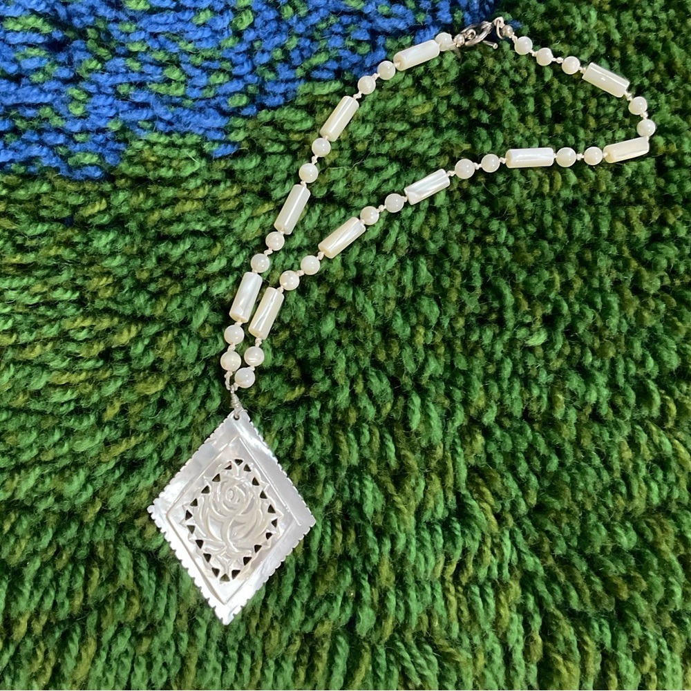 Gorgeous Vintage Carved Mother of Pearl Necklace Rose Pendant - Picture 4 of 9